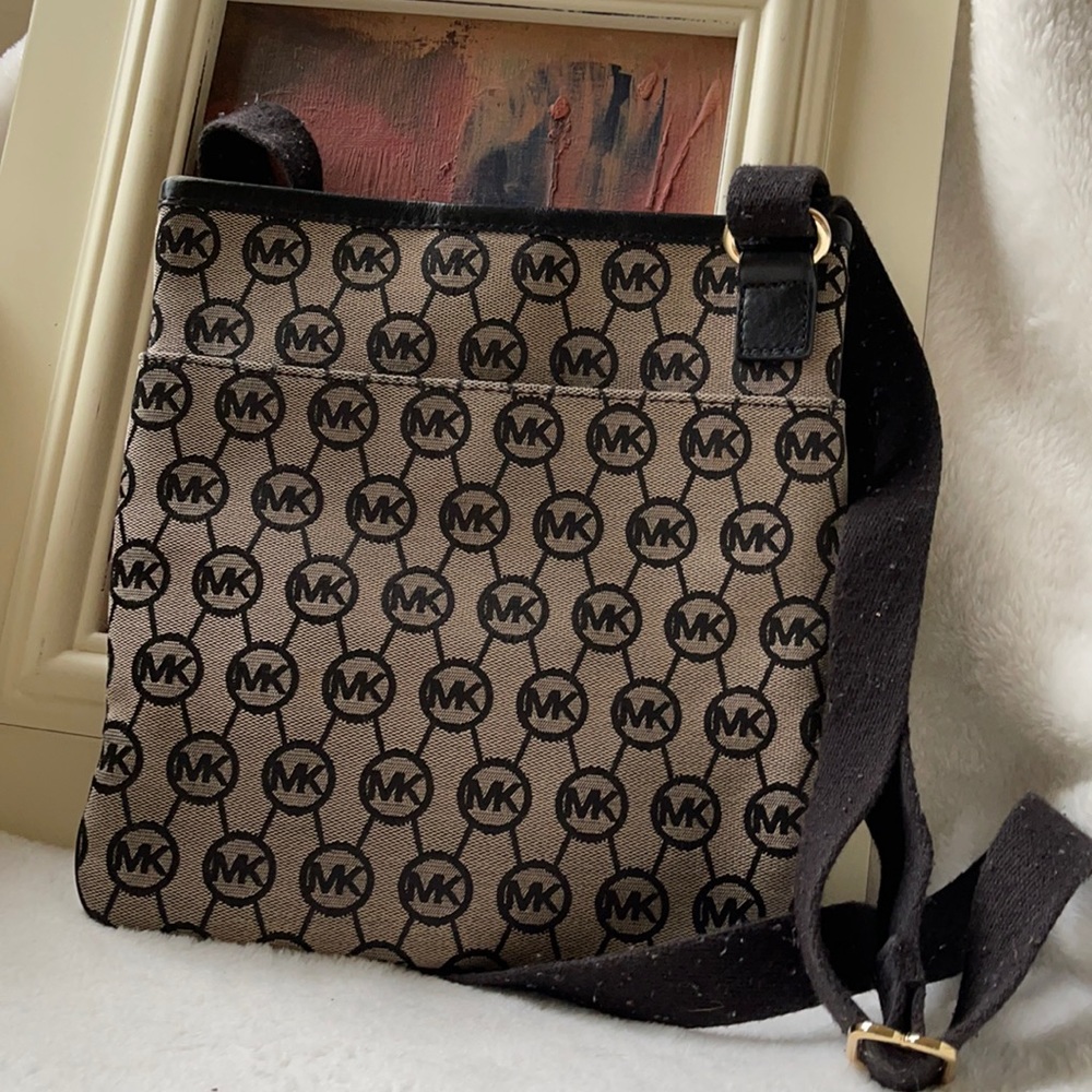 Michael Kors cross body bag FINAL PRICE FINAL DAYS FOR THIS ITEM!